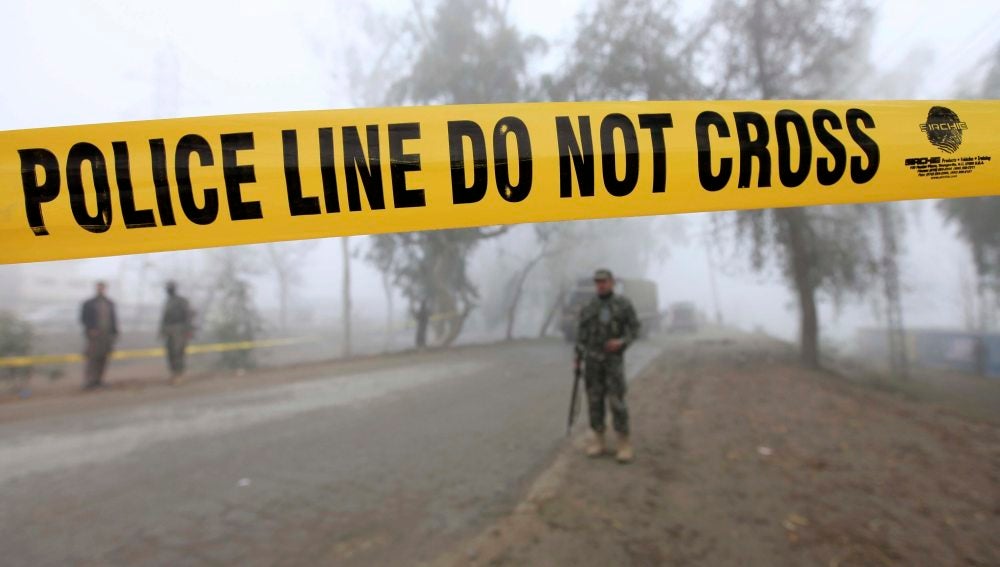Soldados inspeccionan el lugar donde se ha producido un atentado en Peshawar