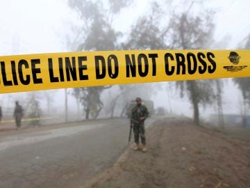 Soldados inspeccionan el lugar donde se ha producido un atentado en Peshawar 