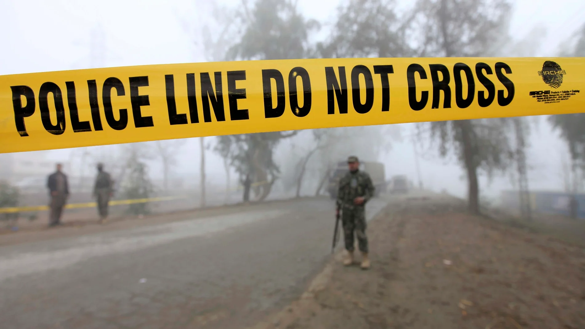 Soldados inspeccionan el lugar donde se ha producido un atentado en Peshawar Soldados inspeccionan el lugar donde se ha producido un atentado en Peshawar