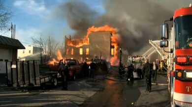 Un hombre provoca un incendio que se extiende a 20 edificios al forjar un cuchillo en Nueva York