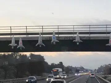 Los muñecos colgados en el puente Los muñecos colgados en el puente