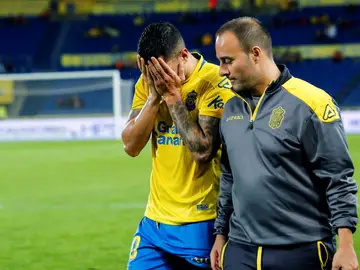 Momento en el que Vitolo abandona el césped lesionado Momento en el que Vitolo abandona el césped lesionado