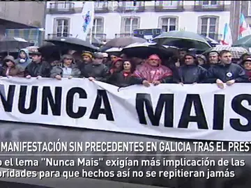 MANIFESTACIÓN HISTÓRICA EN GALICIA TRAS LA CATÁSTROFE DEL PRESTIGE MANIFESTACIÓN HISTÓRICA EN GALICIA TRAS LA CATÁSTROFE DEL PRESTIGE