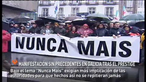 MANIFESTACIÓN HISTÓRICA EN GALICIA TRAS LA CATÁSTROFE DEL PRESTIGE MANIFESTACIÓN HISTÓRICA EN GALICIA TRAS LA CATÁSTROFE DEL PRESTIGE