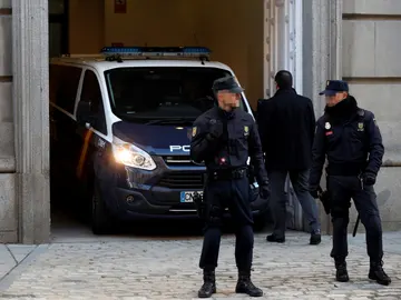 Un furgón policial entra marcha atrás en el Tribunal Supremo Un furgón policial entra marcha atrás en el Tribunal Supremo