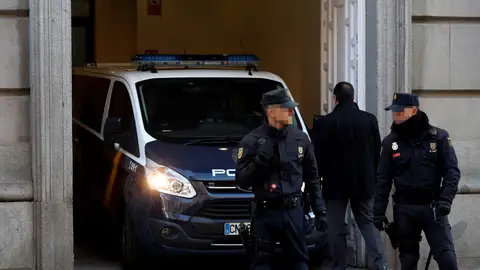 Un furgón policial entra marcha atrás en el Tribunal Supremo Un furgón policial entra marcha atrás en el Tribunal Supremo