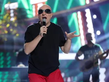 Raúl Pérez se pone las gafas de La Mosca Tsé-Tsé para cantar el éxito noventero ‘Para no verte más’ Raúl Pérez se pone las gafas de La Mosca Tsé-Tsé para cantar el éxito noventero ‘Para no verte más’
