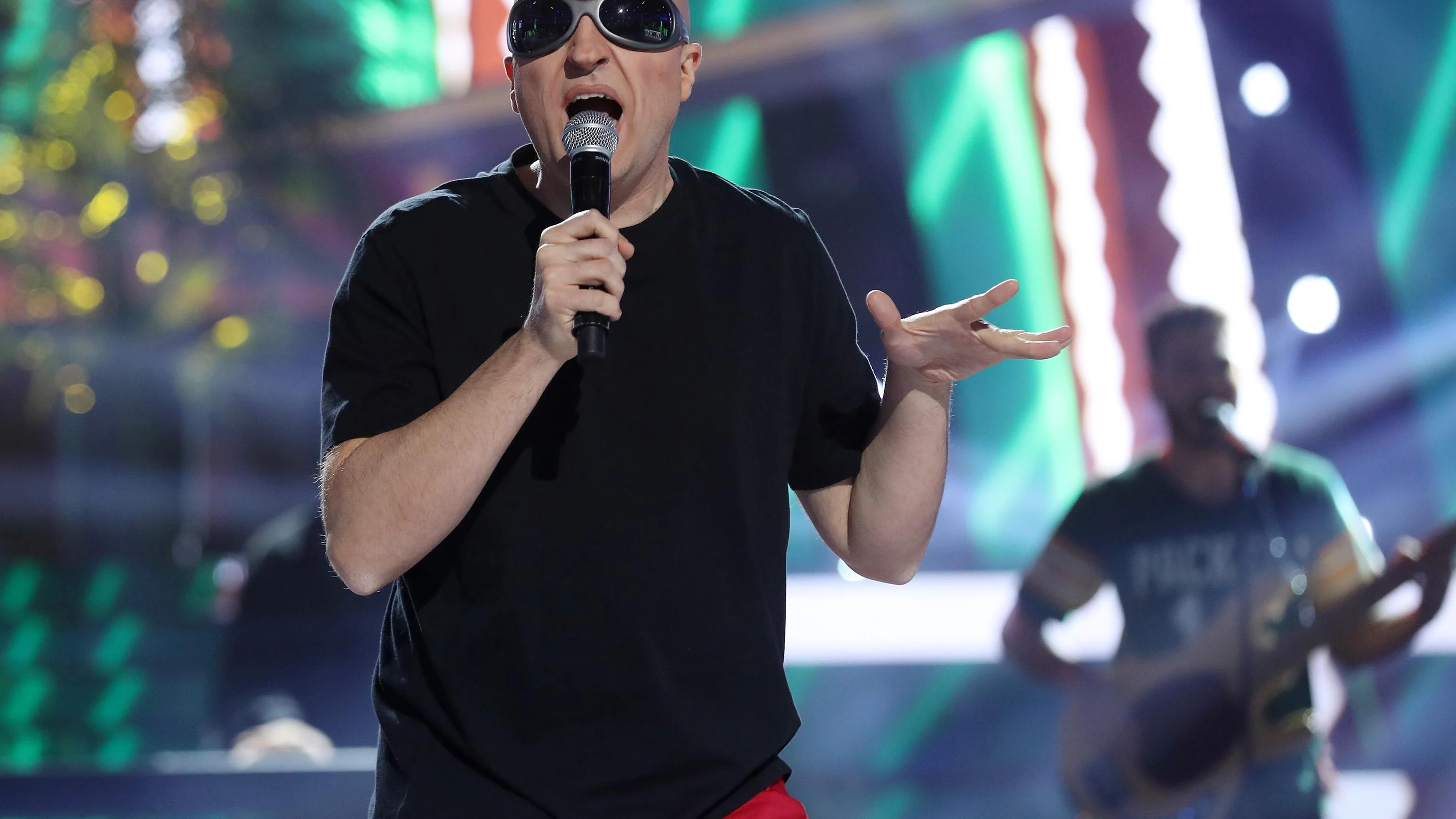 Raúl Pérez se pone las gafas de La Mosca Tsé-Tsé para cantar el éxito noventero ‘Para no verte más’ Raúl Pérez se pone las gafas de La Mosca Tsé-Tsé para cantar el éxito noventero ‘Para no verte más’