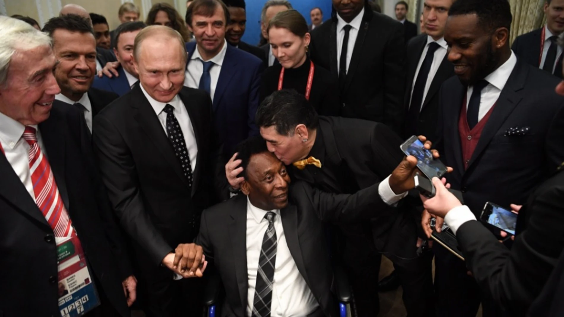 Pelé besa a Maradona antes del sorteo del Mundial en Moscú Pelé besa a Maradona antes del sorteo del Mundial en Moscú