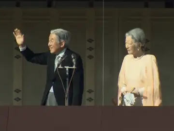 Akihito abdicará en abril de 2019, tres años después de plantear su renuncia Akihito abdicará en abril de 2019, tres años después de plantear su renuncia