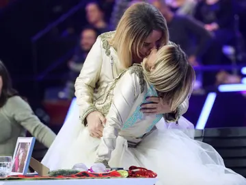 Un arrebato de pasión produce el primer beso entre Chenoas de la historia Un arrebato de pasión produce el primer beso entre Chenoas de la historia