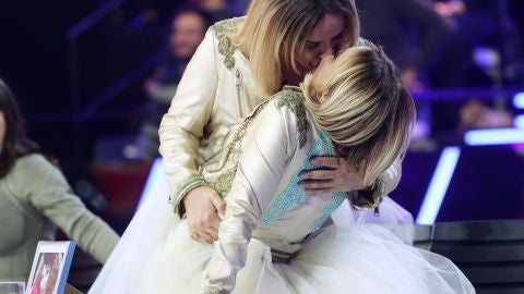 Un arrebato de pasión produce el primer beso entre Chenoas de la historia