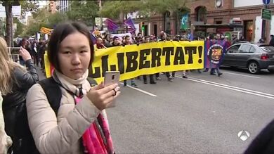Varios aficionados del Barcelona se manifiestan para pedir la liberación de los políticos presos