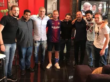 Arthur, en el centro de la imagen con la camiseta del Barça Arthur, en el centro de la imagen con la camiseta del Barça