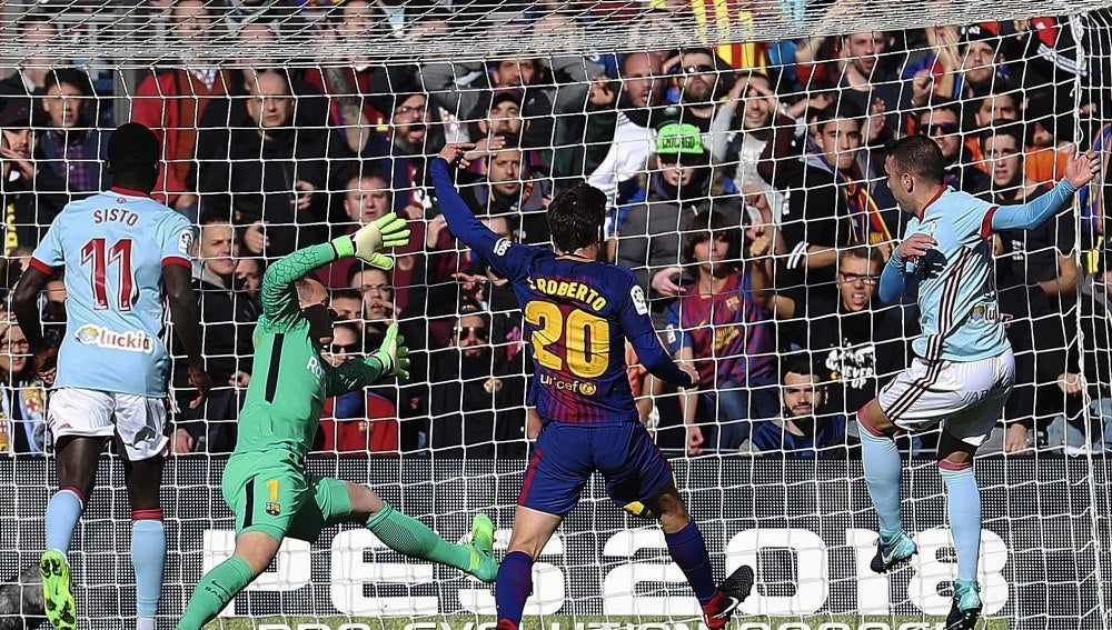 Iago Aspas bate a Ter Stegen en el Camp Nou
