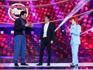 Un Miquel Fernández en la piel de David Bowie gana por cuarta vez ‘Tu cara me suena’ en la décima gala y le cede el premio a David Amor Un Miquel Fernández en la piel de David Bowie gana por cuarta vez ‘Tu cara me suena’ en la décima gala y le cede el premio a David Amor