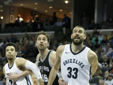 Pau y Marc Gasol se miden en la cancha Pau y Marc Gasol se miden en la cancha
