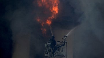 Un bombero ruso en plena extinción