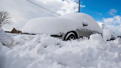Un coche cubierto de nieve, en la localidad cántabra de Orzales Un coche cubierto de nieve, en la localidad cántabra de Orzales