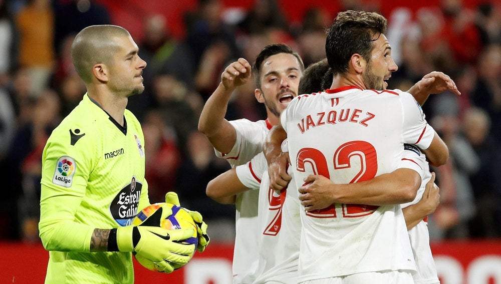 Los jugadores del Sevilla celebran el 1-0 ante el Deportivo de la Coruña