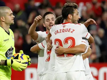 Los jugadores del Sevilla celebran el 1-0 ante el Deportivo de la Coruña Los jugadores del Sevilla celebran el 1-0 ante el Deportivo de la Coruña
