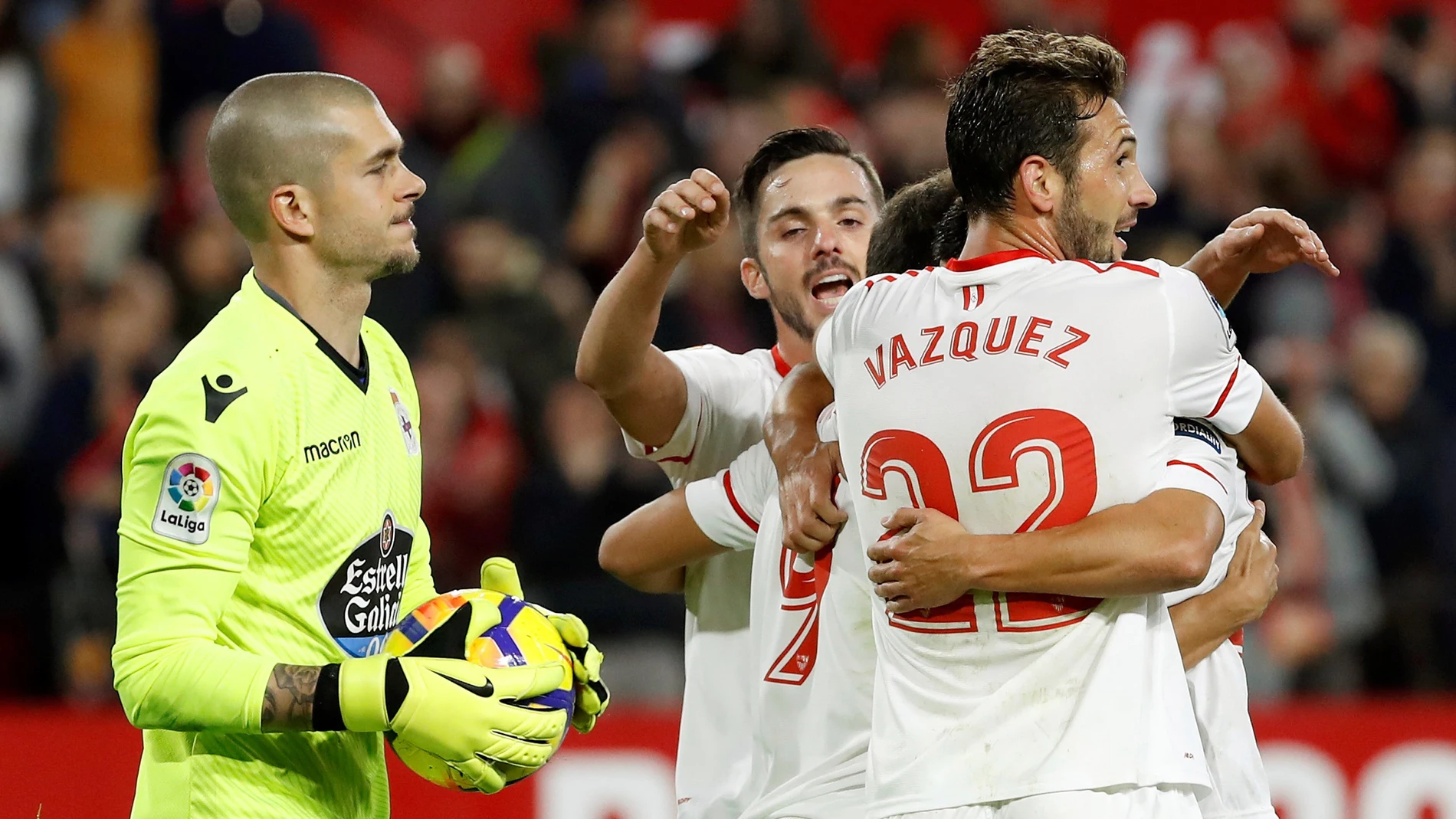 Los jugadores del Sevilla celebran el 1-0 ante el Deportivo de la Coruña Los jugadores del Sevilla celebran el 1-0 ante el Deportivo de la Coruña