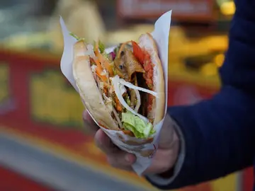 Foto de un kebab, plato de origen turco Foto de un kebab, plato de origen turco