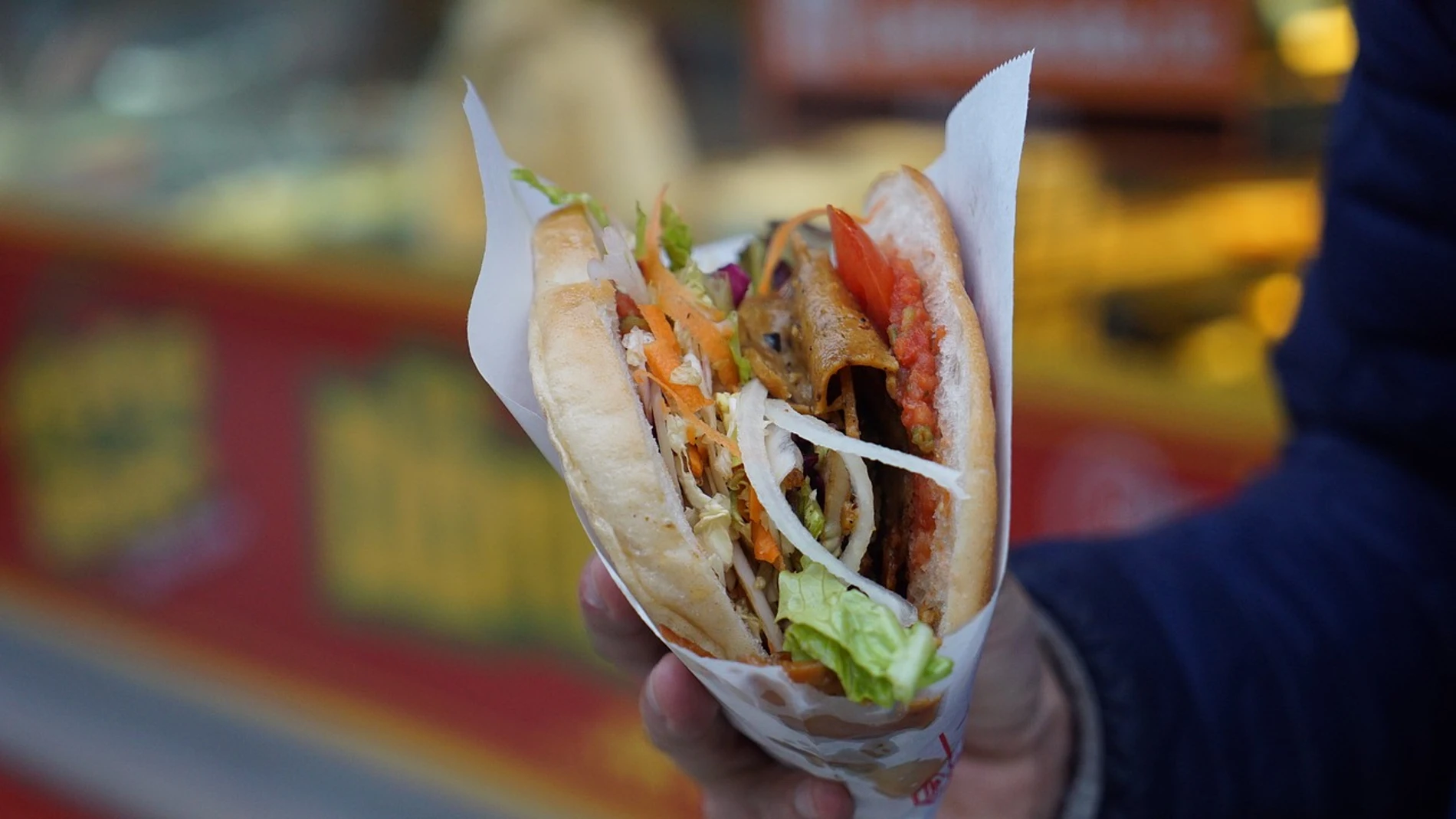 Foto de un kebab, plato de origen turco Foto de un kebab, plato de origen turco
