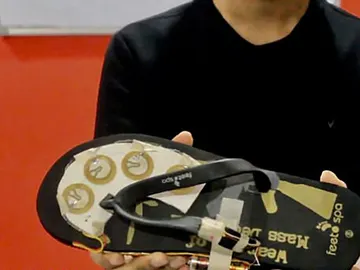 Las sandalias inventadas por el joven Las sandalias inventadas por el joven