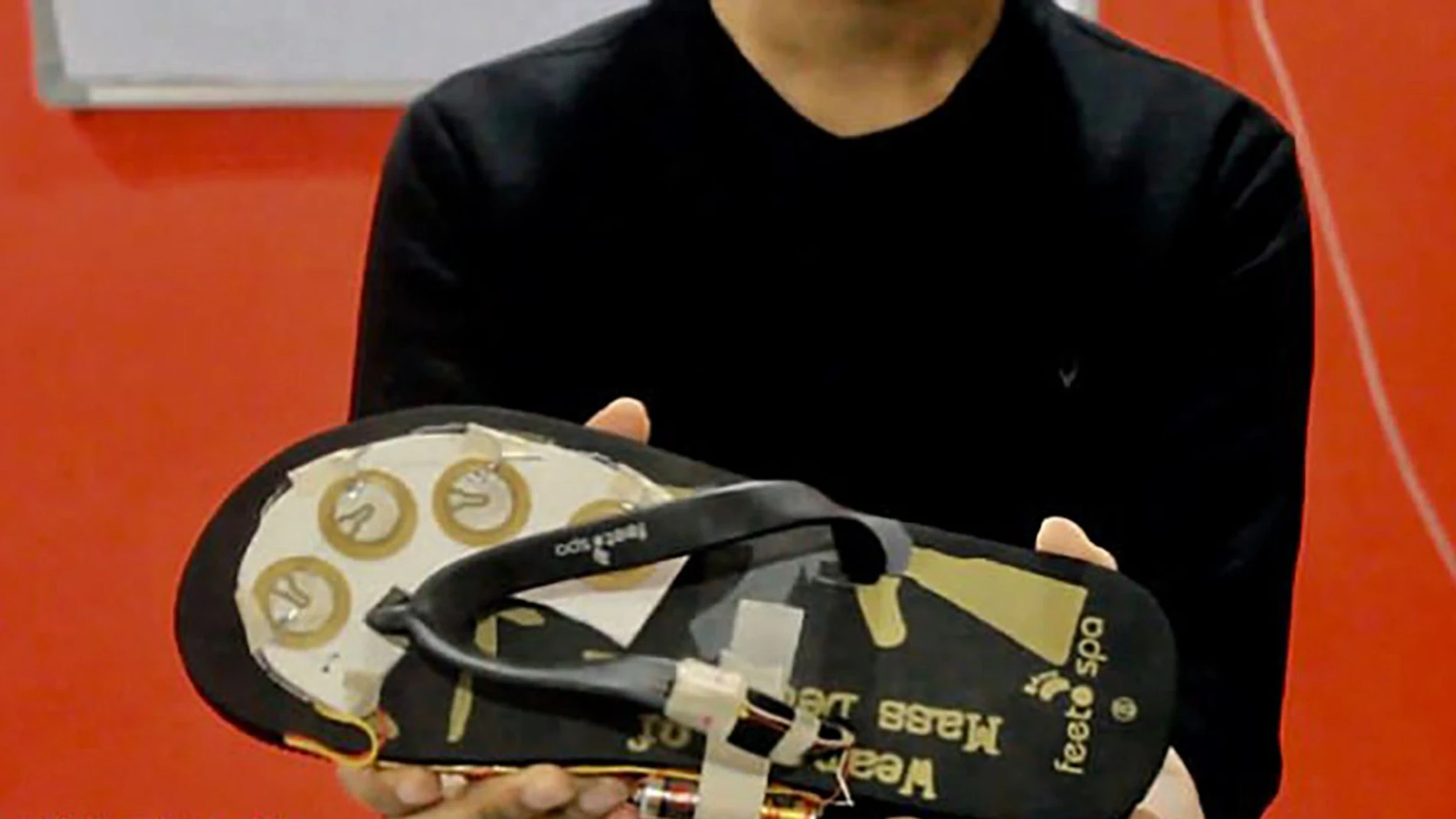 Las sandalias inventadas por el joven Las sandalias inventadas por el joven