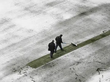 Operarios retirando la nieve de El Sadar Operarios retirando la nieve de El Sadar