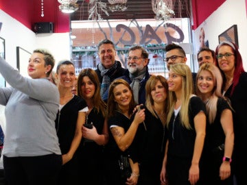 Rajoy se hace un 'selfie' con peluqueras en Mataró