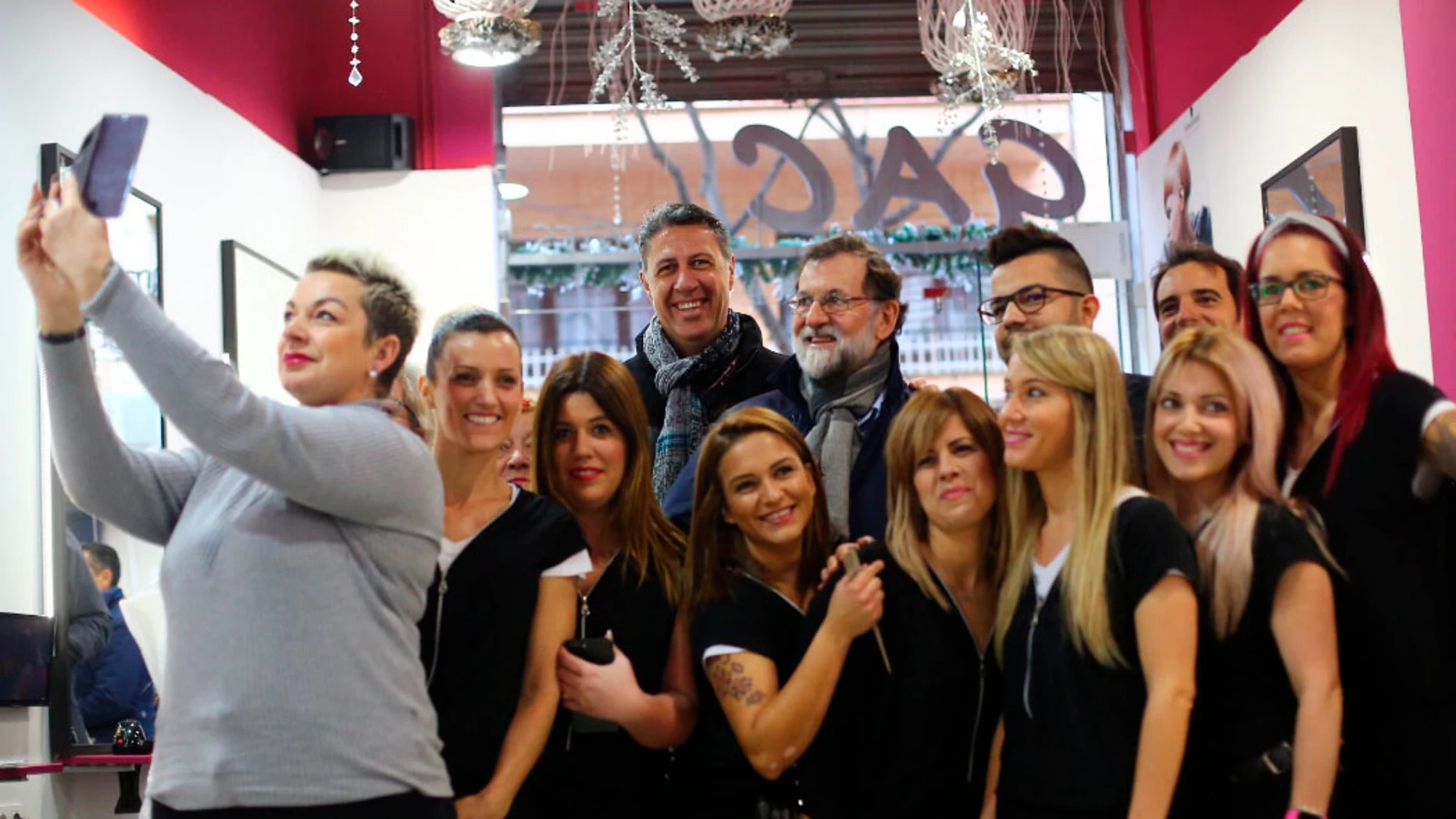 Rajoy se hace un 'selfie' con peluqueras en Mataró