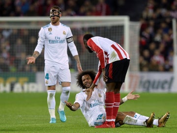 Ramos y Marcelo protestan una acción junto a Iñaki Williams