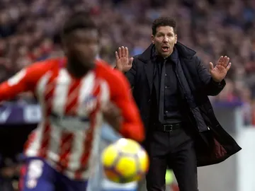 Simeone da indicaciones en la banda del Metropolitano Simeone da indicaciones en la banda del Metropolitano