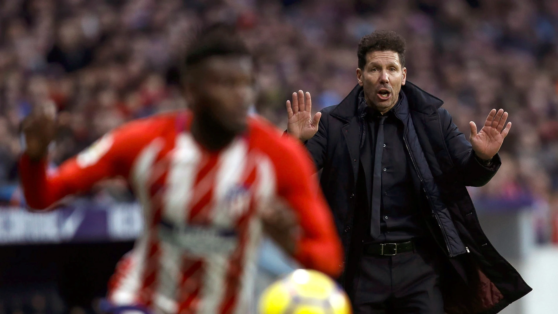 Simeone da indicaciones en la banda del Metropolitano Simeone da indicaciones en la banda del Metropolitano