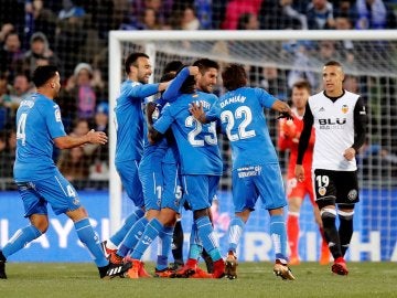 Los jugadores del Getafe celebran el 1-0 ante el Valencia