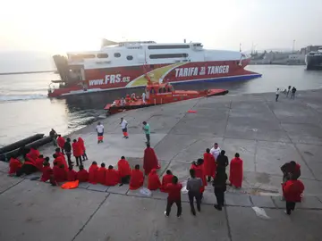 Llegada al puerto de Tarifa de un grupo de inmigrantes rescatados por Salvamento Marítimo en una imagen de archivo Llegada al puerto de Tarifa de un grupo de inmigrantes rescatados por Salvamento Marítimo en una imagen de archivo