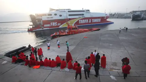 Llegada al puerto de Tarifa de un grupo de inmigrantes rescatados por Salvamento Marítimo en una imagen de archivo Llegada al puerto de Tarifa de un grupo de inmigrantes rescatados por Salvamento Marítimo en una imagen de archivo