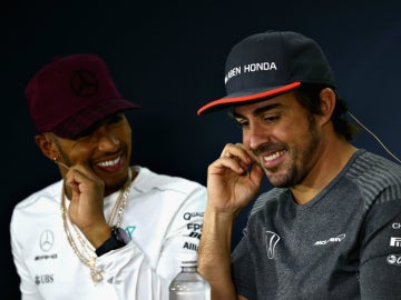 Hamilton ríe con Alonso