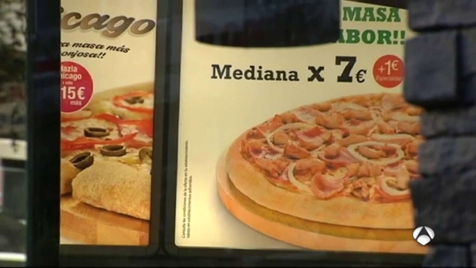 Una joven pone una reclamación en una pizzería porque le sirvieron menos comida por ser mujer