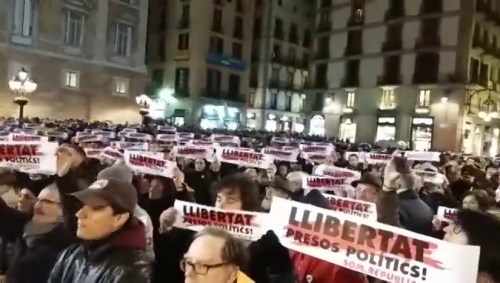 Concentración ante el Ayuntamiento de Barcelona en solidaridad con los políticos aún en prisión