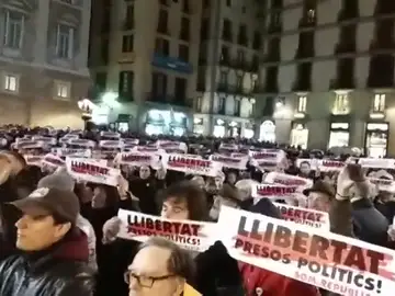 Concentración ante el Ayuntamiento de Barcelona en solidaridad con los políticos aún en prisión Concentración ante el Ayuntamiento de Barcelona en solidaridad con los políticos aún en prisión