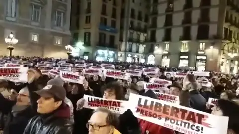 Concentración ante el Ayuntamiento de Barcelona en solidaridad con los políticos aún en prisión Concentración ante el Ayuntamiento de Barcelona en solidaridad con los políticos aún en prisión