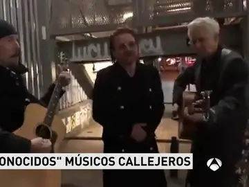 U2 promociona su nuevo disco tocando en la calle ante la sorpresa de los transeúntes U2 promociona su nuevo disco tocando en la calle ante la sorpresa de los transeúntes
