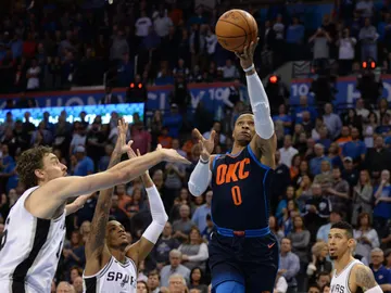 Pau Gasol trata de frenar a Russell Westbrook Pau Gasol trata de frenar a Russell Westbrook