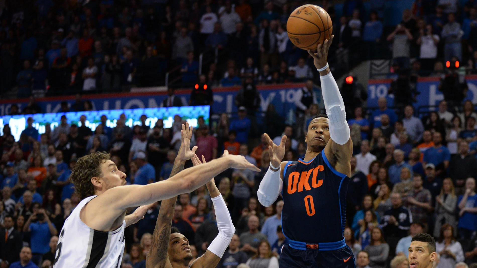 Pau Gasol trata de frenar a Russell Westbrook Pau Gasol trata de frenar a Russell Westbrook