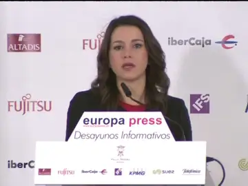 Arrimadas acusa al bipartidismo de poner el Gobierno "en manos" de los partidos nacionalistas Arrimadas acusa al bipartidismo de poner el Gobierno "en manos" de los partidos nacionalistas