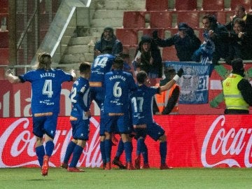 Los jugadores del Alavés celebran la remontada ante el Girona