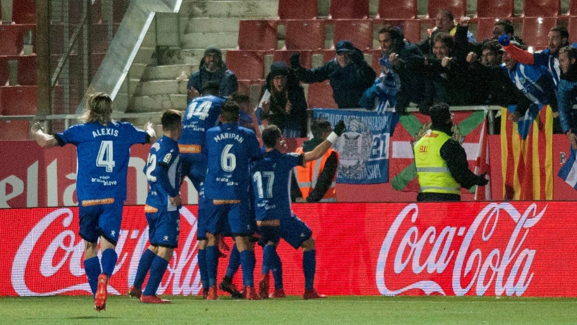 Los jugadores del Alav&eacute;s celebran la remontada ante el Girona